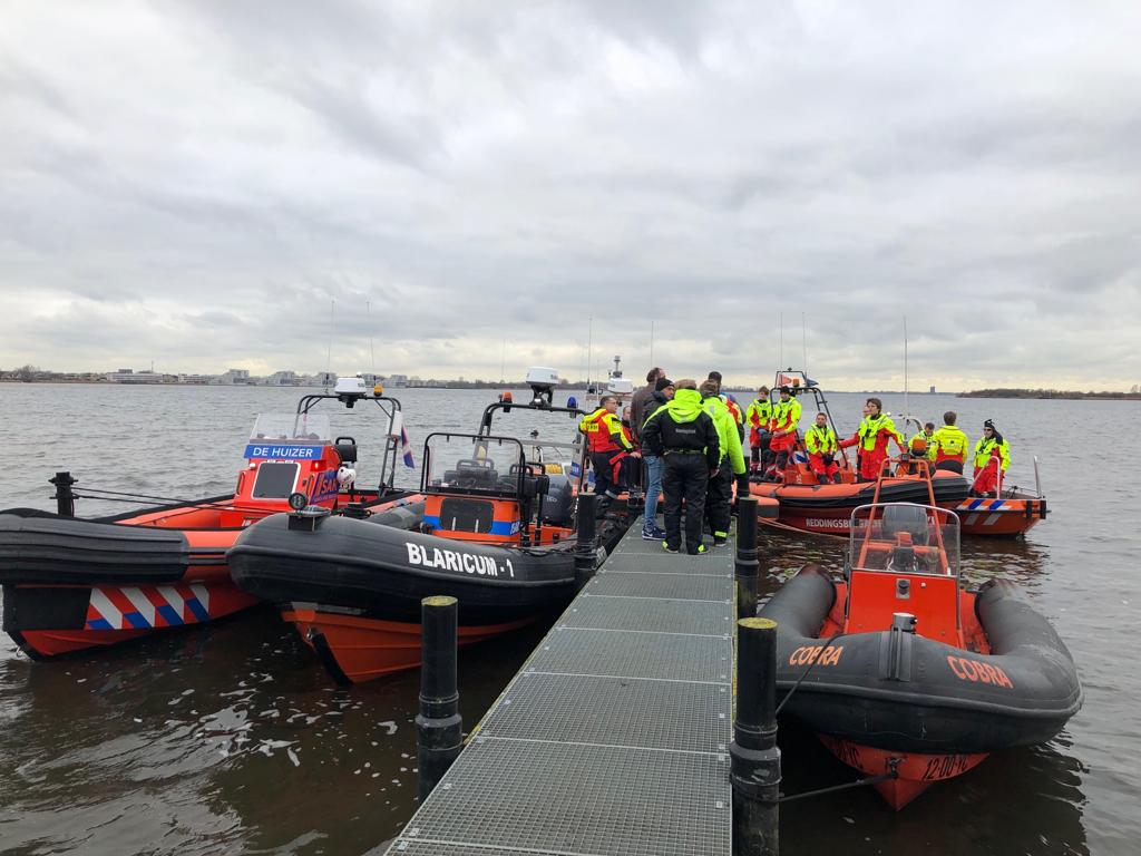 RBNaarden's tweet photo. Rond 14:00 uur gealarmeerd door de @Kustwacht_nl voor een neergestort vliegtuigje bij de Stichtse Brug. Na een grootschalige zoekactie werd om 15:00 uur het sein einde SAR gegeven. Het zou het gaan om een radiografisch bestuurbaar vliegtuigje. Het vliegtuigje is niet aangetroffen https://t.co/h6kxBxdpnv