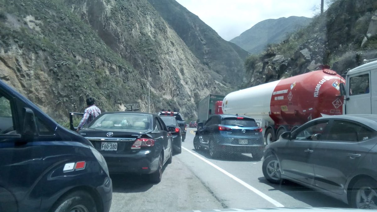 DeviandesPeru's tweet photo. #Ahora congestión vehicular por invasión de carril #CarreteraCentral, de los vehículos ligeros, @PoliciaPeru @sutranperu https://t.co/qsjtSMImtD