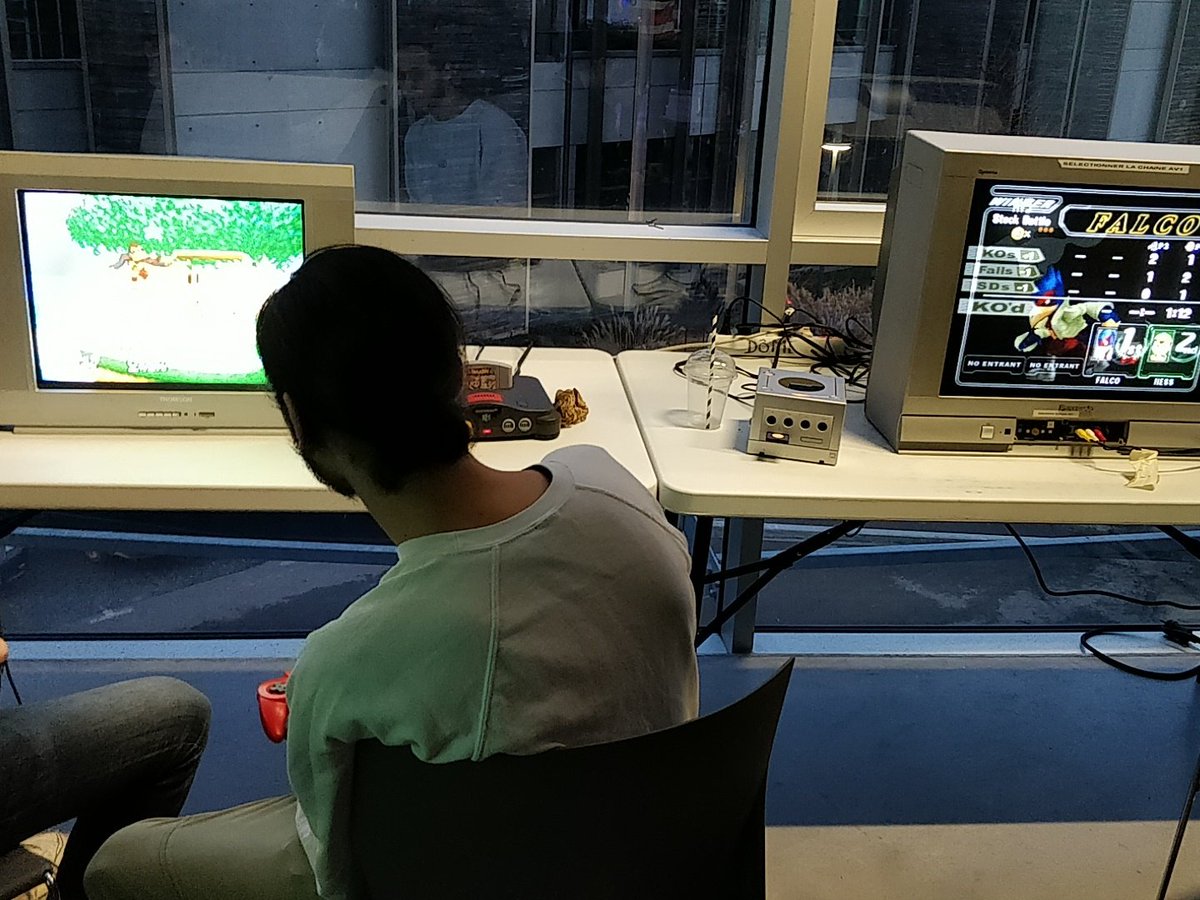 NORMANDeSPORT's tweet photo. Au #NesDay c'est aussi l'occasion de découvrir les anciens Super Smash Bros grâce au @WarpZoneCaen !
#Smash64 #Smashmelee https://t.co/flcfOSq493