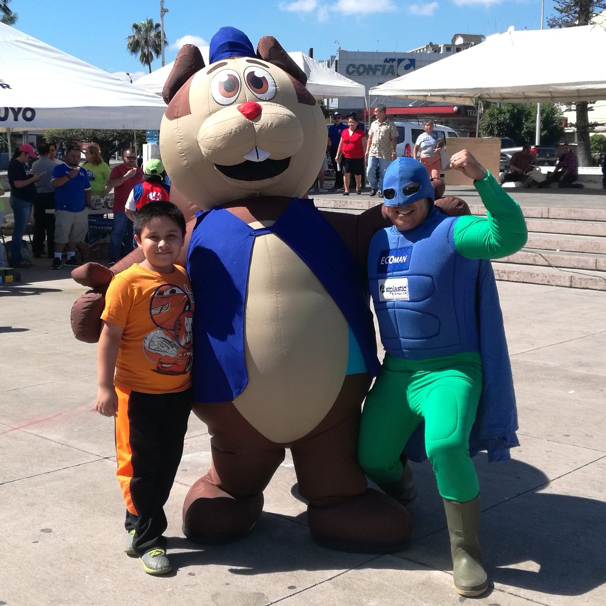 EcoAmigosSV's tweet image. Ven a #Int3Rcambia y tómate tu fotografía junto a #Ecoman y #Arti! Los niños nos dan el ejemplo reciclando! ♻️😉
 #ComprometidosConElMedioAmbiente #ReciclarEsTareaDeTodos 
 #DiaDeLaEducacionAmbiental 
#NoTiresLoQueAúnVale #Recicla