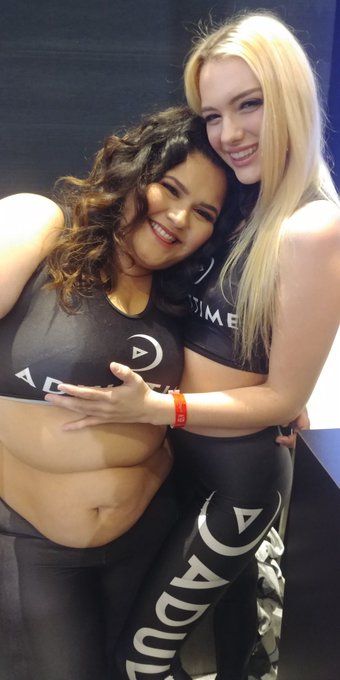 I had so much fun with these sexy beauties @karlaxxxlane &amp; @kennajames21 at the @Adulttimecom @AdultTime2<a class="tags" href="/tag/karlaxxxlane">@karlaxxxlane</a>