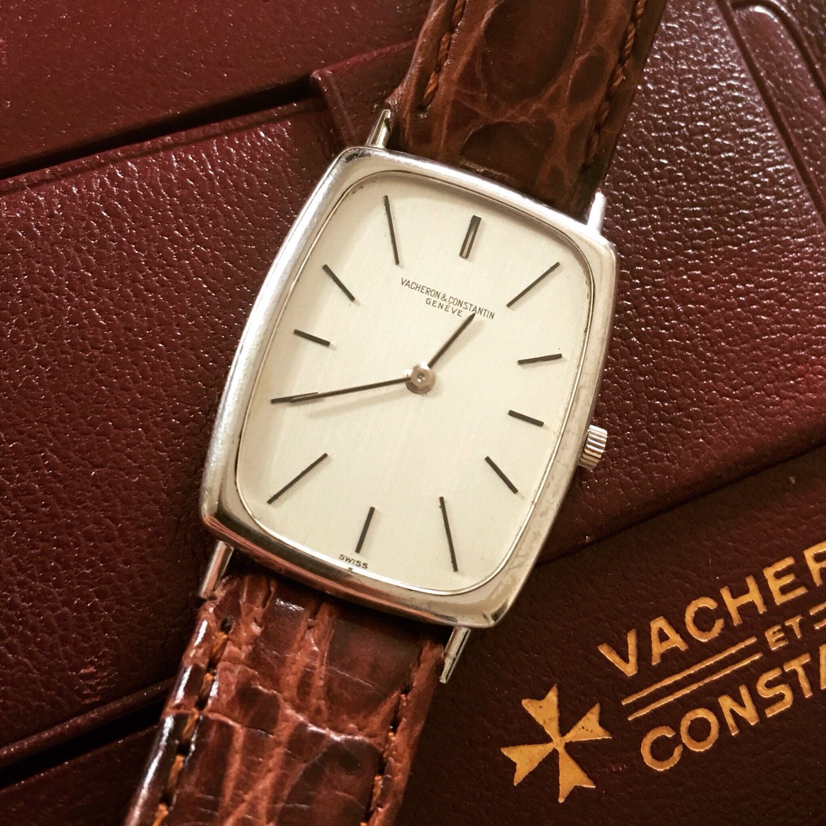 HighLoTime's tweet image. Vacheron &amp;amp; Constantin Ref. 7590 in 18K White Gold with the ultra-thin Caliber 1003 Movement at just 1.6mm thick. Original Guarantee Certificate dated 1980 #VacheronConstantin #VintageVacheron #VintageWatch #VintageWatches #Timepiece
