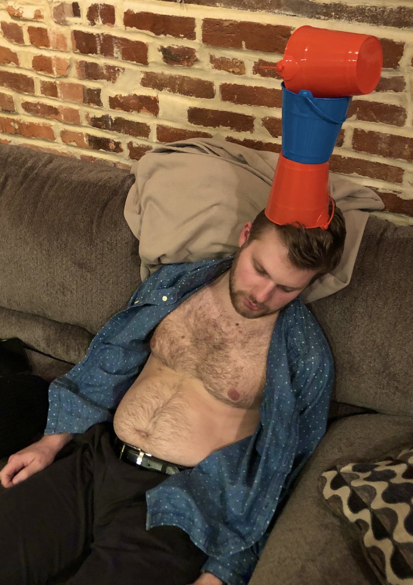 FukeLernandez's tweet photo. Ladies, y’all walk downstairs after a night out and see this: wyd? https://t.co/OaokREicj9