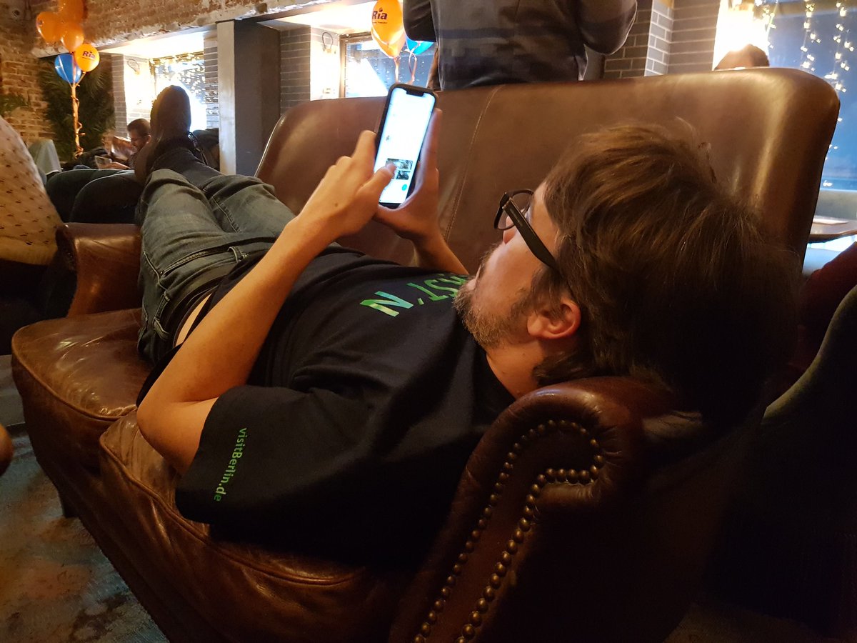 mochilerostv's tweet photo. Y aquí la satisfacción del trabajo bien hecho después del #AtrapaloBirratour, la #10Quedadaminube, el #DISN y #MoveToTheFuture durante #Fitur. Bendito descansa después de la gran comida que nos ha brindado @RiaFinancial https://t.co/a3FbLEhlGT