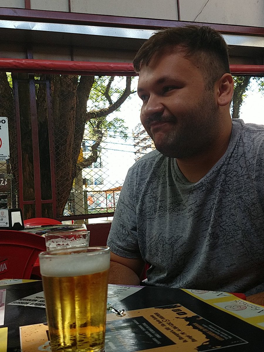 lhamauem's tweet photo. A ATLÉTICA NESSA SITUAÇÃO E O CARA BEBENDO #ForaUrsão #ForaBigode https://t.co/k69JP5tS6S