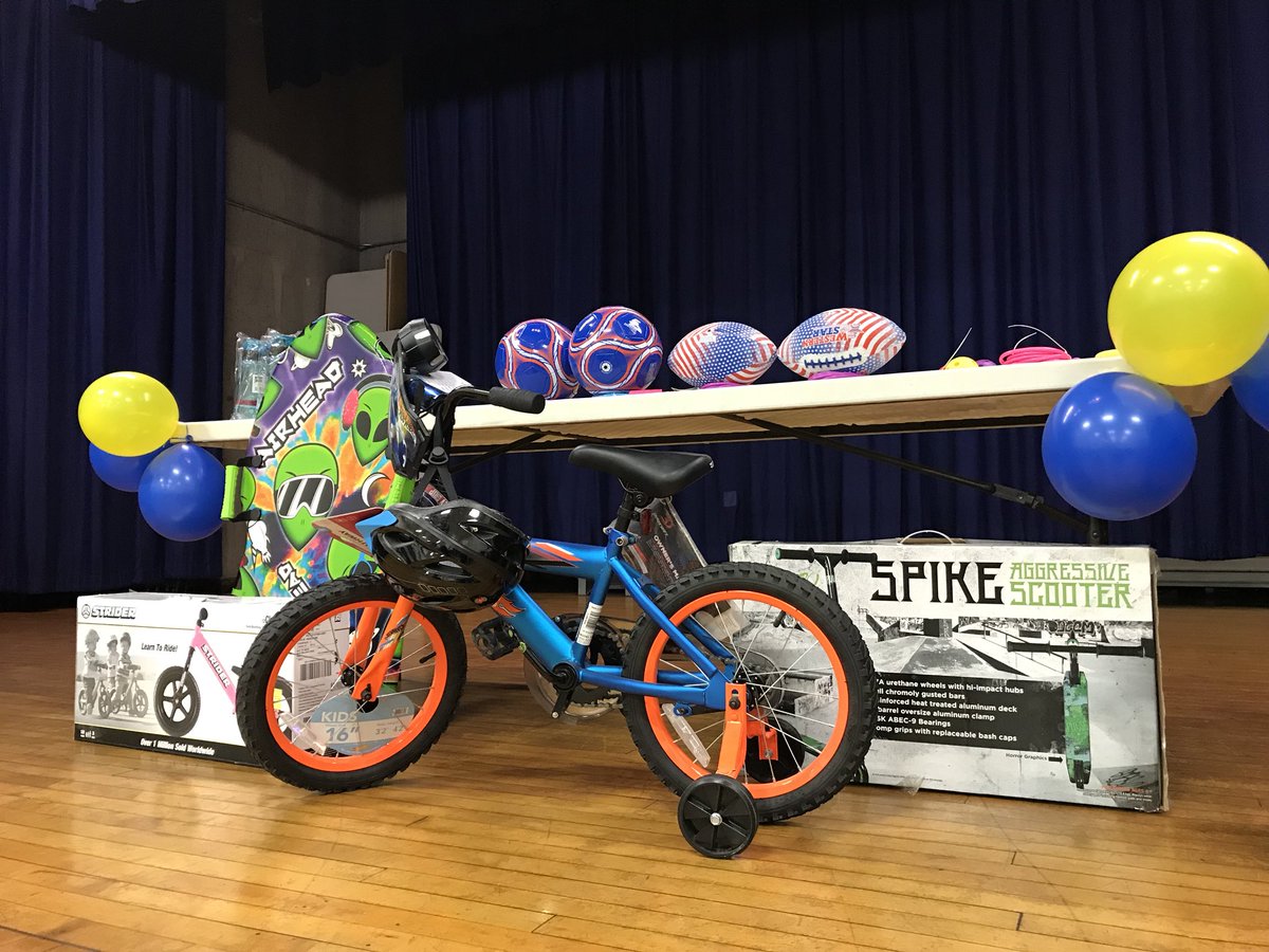 IrvingBerwynPE's tweet photo. Posting a little late, but despite the cold weather, the Irving community attended the Family Fitness Night. Special thanks goes to the staff who helped out at each station, PTO for the wonderful prizes, and the families for enduring the cold and promoting healthy habits! https://t.co/PPtvkl0IfC