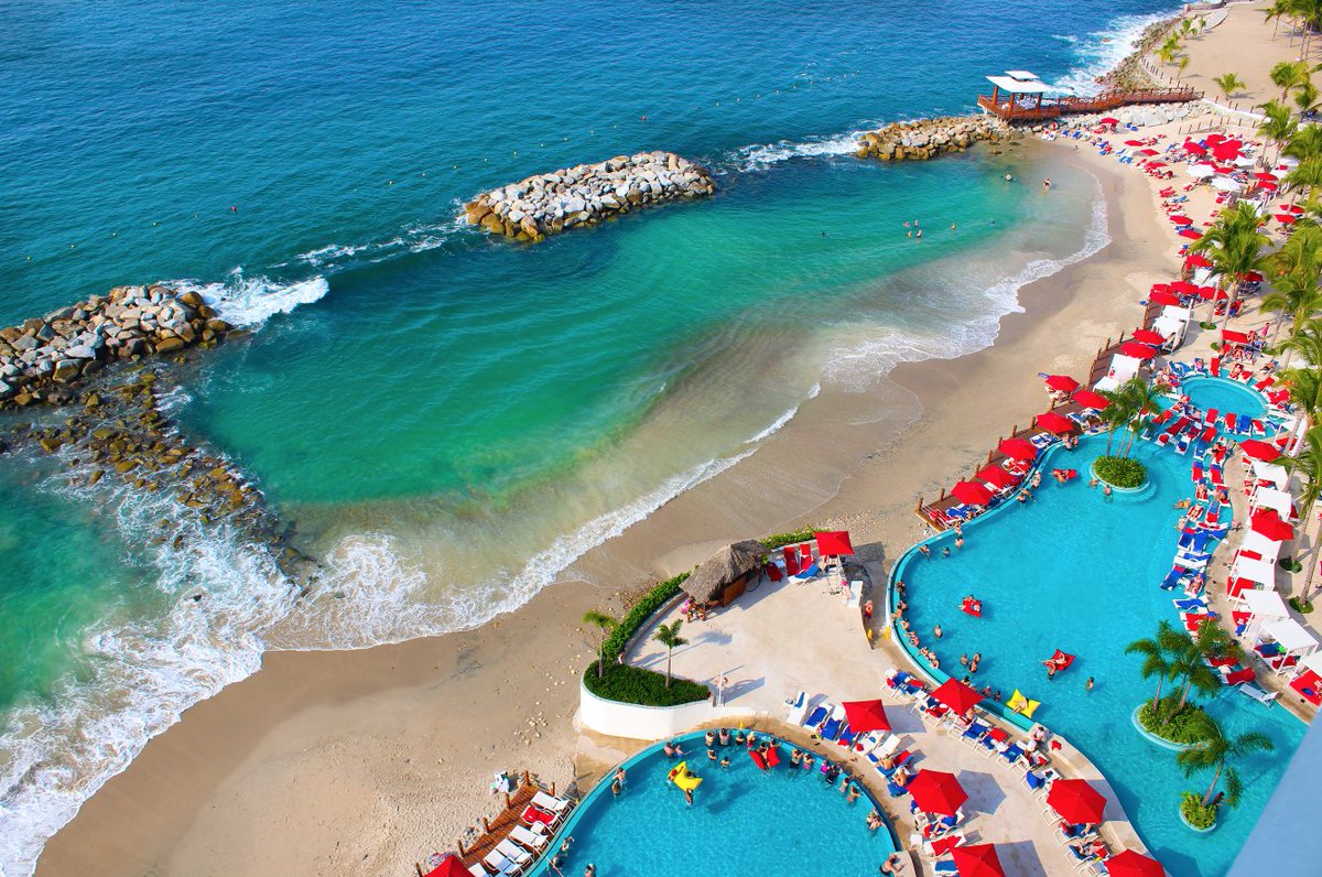 Are you #TeamBeach or #TeamPool? We have both waiting for you! 🏖 🏊🏽  #GrandExperience #StayWithUs #PuertoVallarta #Sun