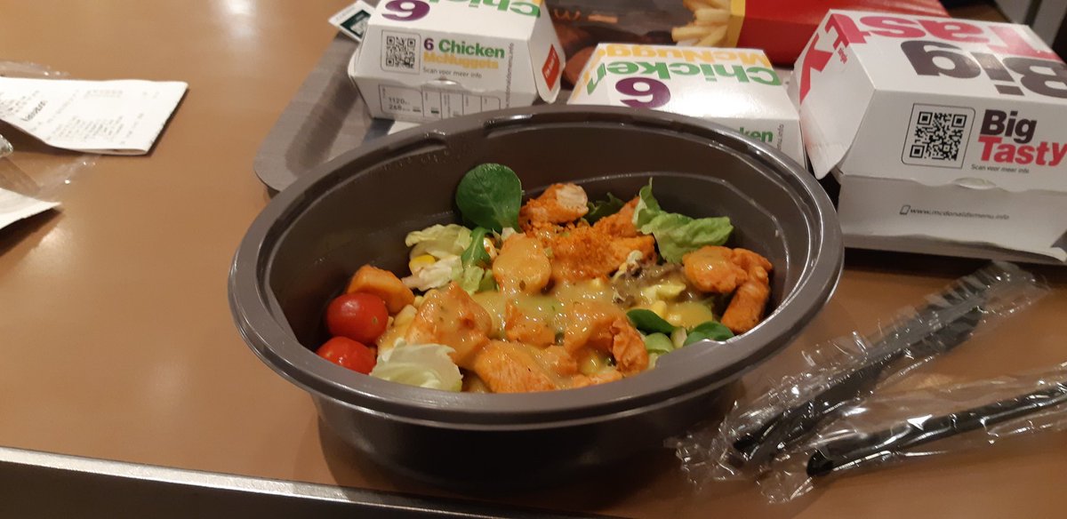Wsfotodesign's tweet photo. 5.10 euro voor een half bakje salade bij @McDonalds venlo https://t.co/vnKNyzc7Yq