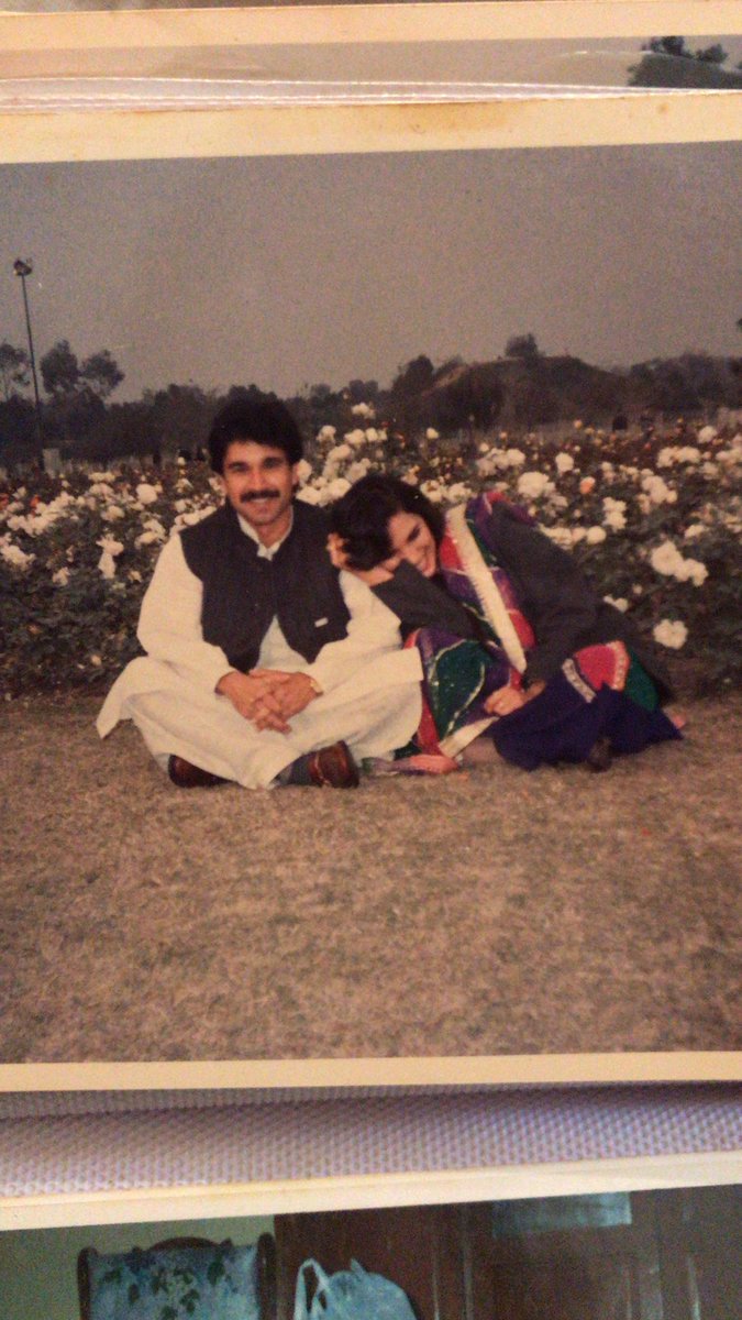 Areeshaaaa's tweet photo. hello can we talk about how freakin adorable my parents are (1992) https://t.co/guj1dS0rtf
