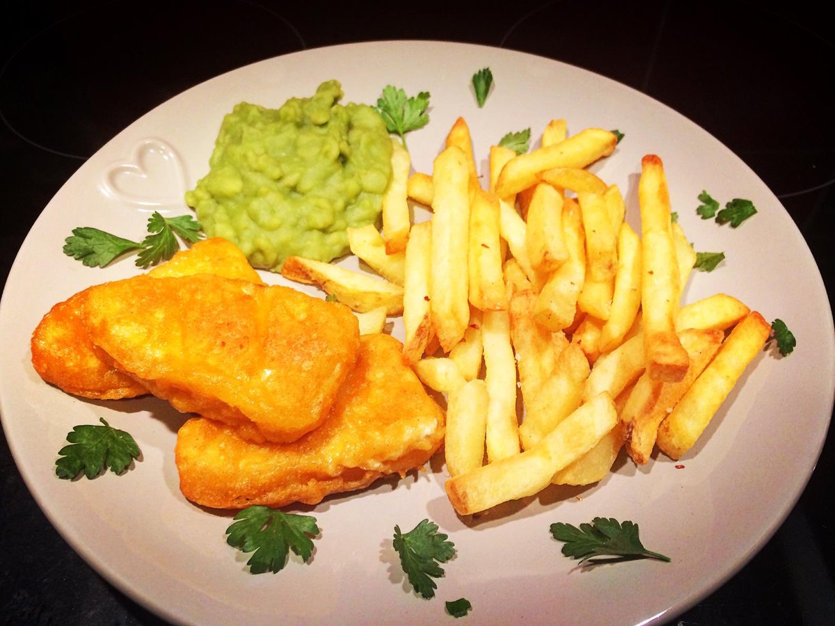 paulthepari's tweet photo. Not normally a big fan of Vegan substitutes but I was recommended this brand so I gave it a try and to be fair they where pretty decent #fishlessfillets #vegan #veganism #tasty #gardein #mushypeas #chips #fishsupper https://t.co/m93ZQmtYhj