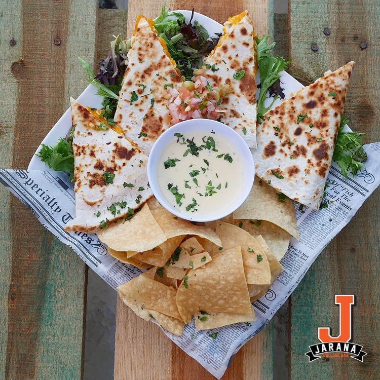 JaranaCollegeB's tweet photo. Sábado de unas quesadillas y una buena compañía 😋🍹 #jaranacollegebar #labosque #mayaguez #puertorico https://t.co/xnV9Tbx2NE