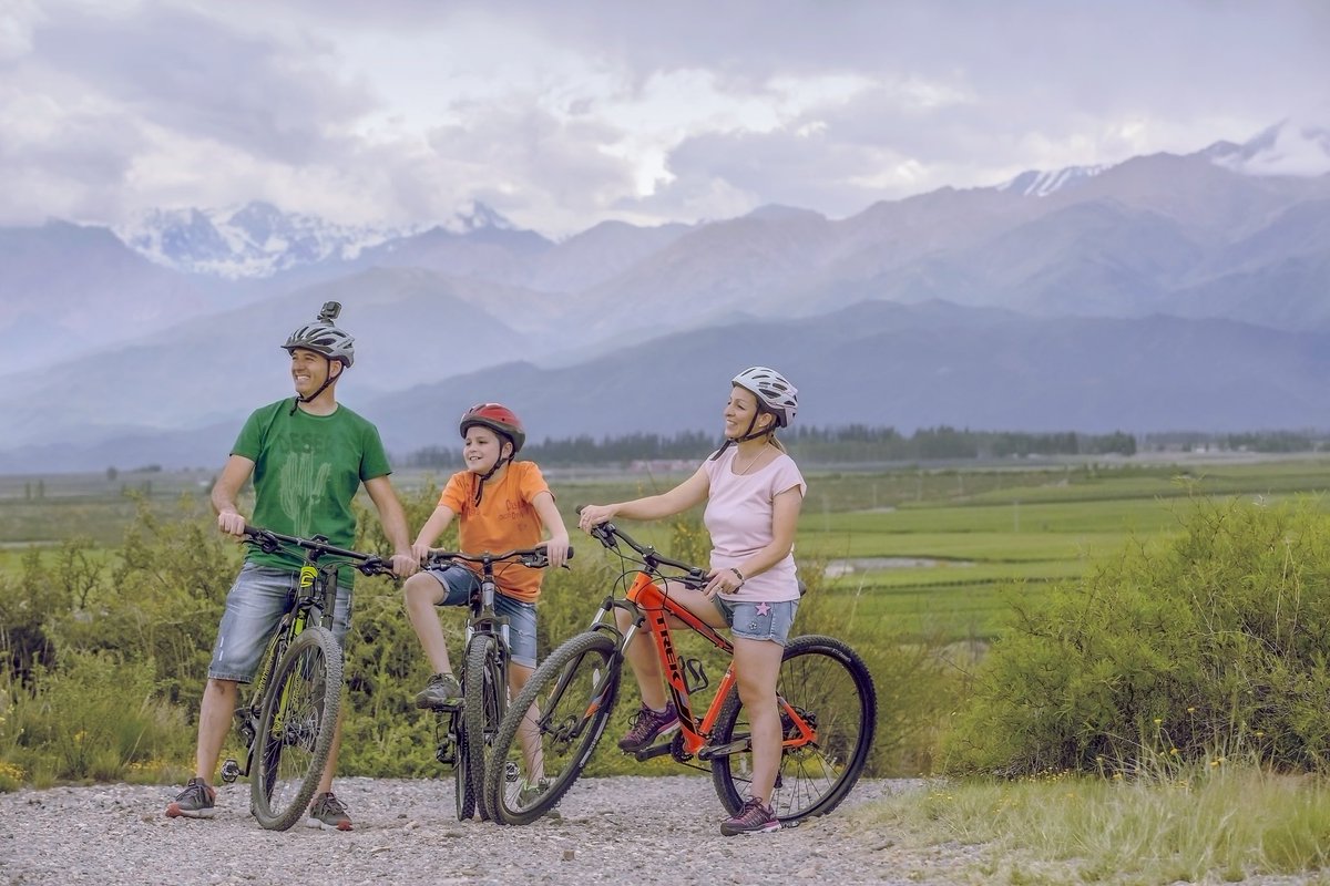 🚵‍♀️ #DateUnaVuelta por #Tupungato con amigos o en familia y vive una experiencia increíble. Paseo en bici, trekking, cabalgata de alta montaña, avistamiento de cóndores, turismo ecológico y rural; son algunas de las opciones.