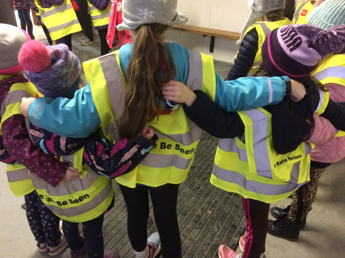 IKOT2020's tweet photo. There was great fun in Inagh this afternoon for the treasure hunt. Huge thank you to the @RSAIreland for the High-Visibility vests.

#InaghKilnamona
#OperationTransformation https://t.co/5F3tzQ98Pg