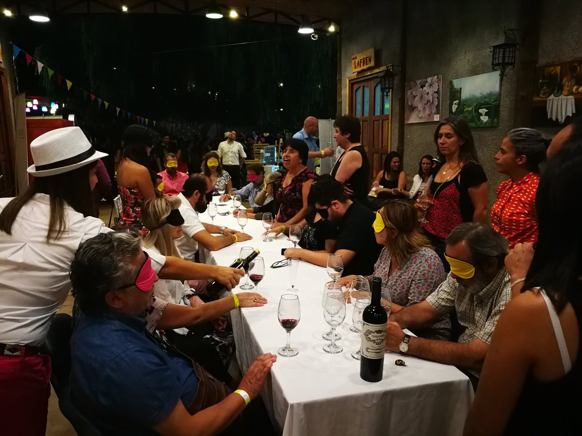 _Inclub_'s tweet photo. #nochedelcarmenere en #TUE.  #sernaturmaule gracias por la invitación. 
Realizar una cata a ciegas, ayuda a sensibilizar, comprender y vivenciar una experiencia inclusiva, la que nos permite valorar el disfrute del turismo con diferentes sentidos. #turismoinclusivo #inclub https://t.co/i0Agd2DINz