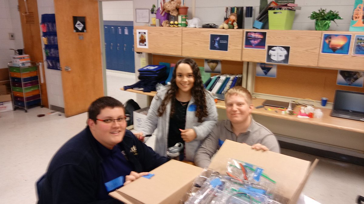 bruceimade3d's tweet photo. Exciting #JellyBOX Un-build and Re-build at Highland County High. 6 students in 2 teams successfully did it. Now they can teach others about building and using sophisticated machines. @yesIMADE3D https://t.co/NkJ48fqggq