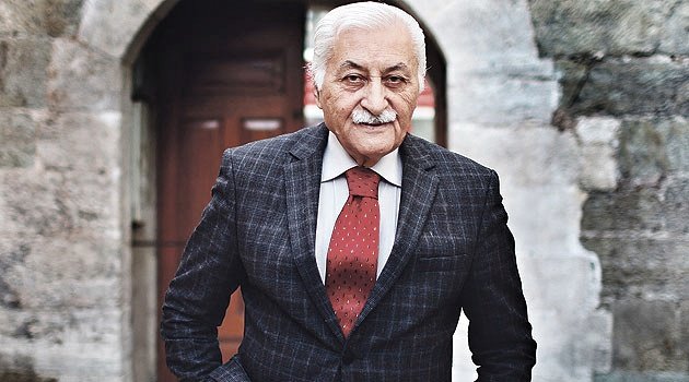 "Bir dağbaşı yalnızlığı yaşıyorum yeniden..." | Yavuz Bülent Bakiler

#ŞiirMevsimi 21.00'de <a href="/ErkamRadyo/">Erkam Radyo</a>'da. Tüm dostları bekleriz efendim :)