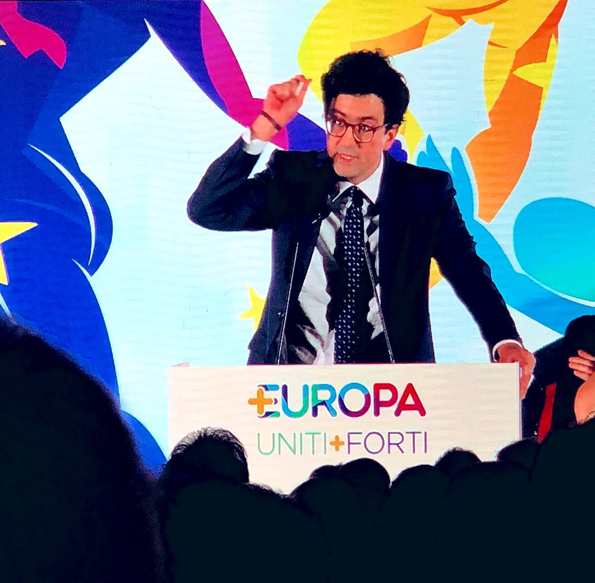 danpoggio's tweet photo. Forse noi non salveremo l’Italia, ma preparemo le prossime generazioni a farlo. Sta in questa promessa, nel suo sguardo al futuro,
nel sincero richiamo al ruolo delle donne il motivo per cui @Piu_Europa ha bisogno della sua leadership @FusacchiA #CongressoPiùEuropa #Contaredipiù https://t.co/8kp2cXH1qM