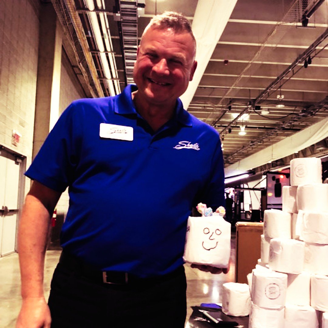 ButlerRVCenter's tweet image. Shasta rep holding his Shasta Man! Stop by and talk with one of the 6 reps we have from across all of our manufacturers.
