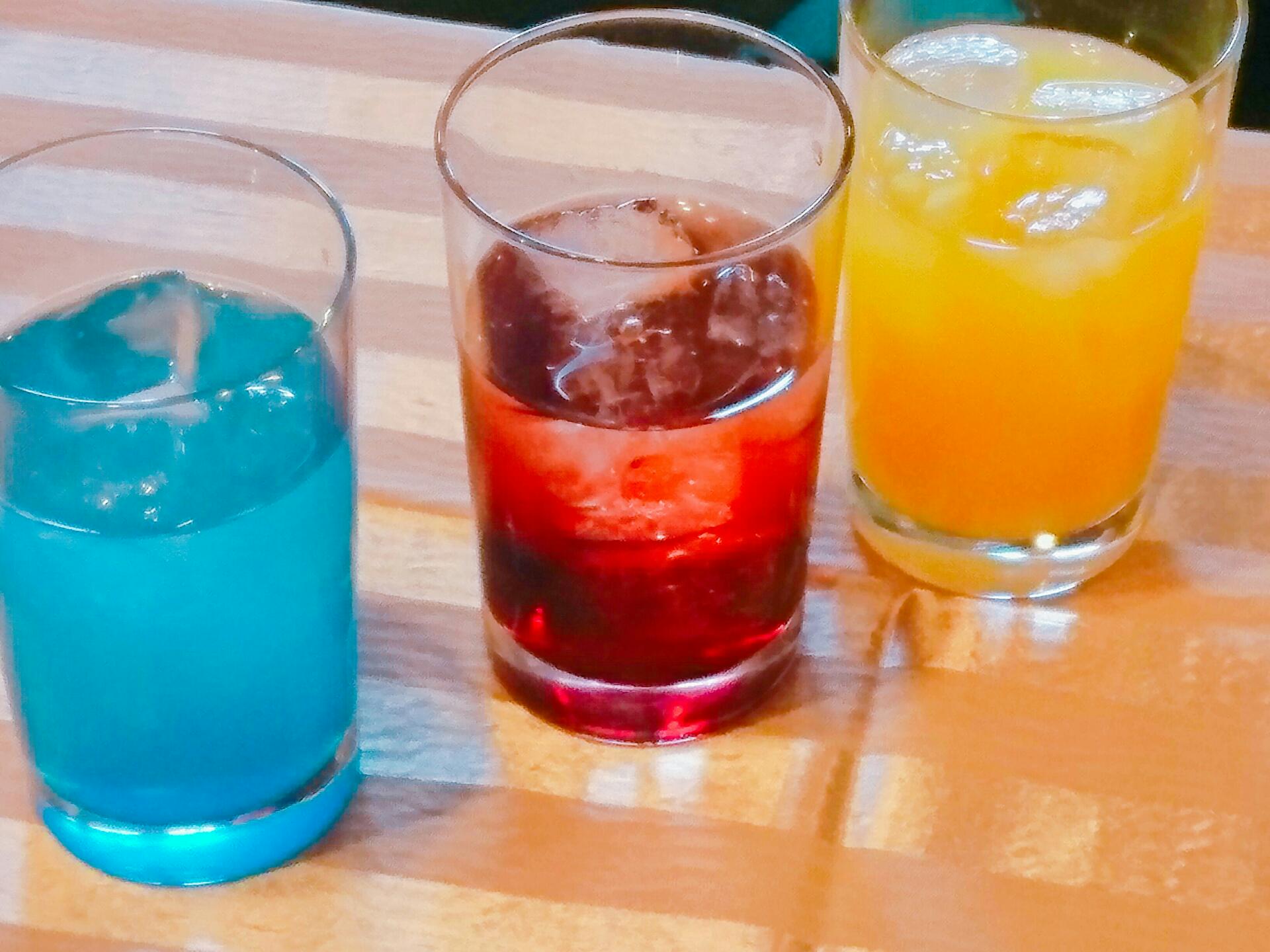 神楽 スペシャルカクテルはアクアマリン ローゼンクイーン オレンジプリンセスって名前付いてた お洒落か アクアマリンはグレープフルーツ ブルーキュラソー 炭酸 ローゼン は白ワイン カシス オレンジ はボルスピーチ オレンジジュース でした 神楽 スペシャルカクテルはアクアマリン ローゼンクイーン オレンジプリンセスって名前付いてた お洒落か アクアマリンはグレープフルーツ ブルーキュラソー 炭酸 ローゼン は白ワイン カシス オレンジ はボルスピーチ オレンジジュース でした