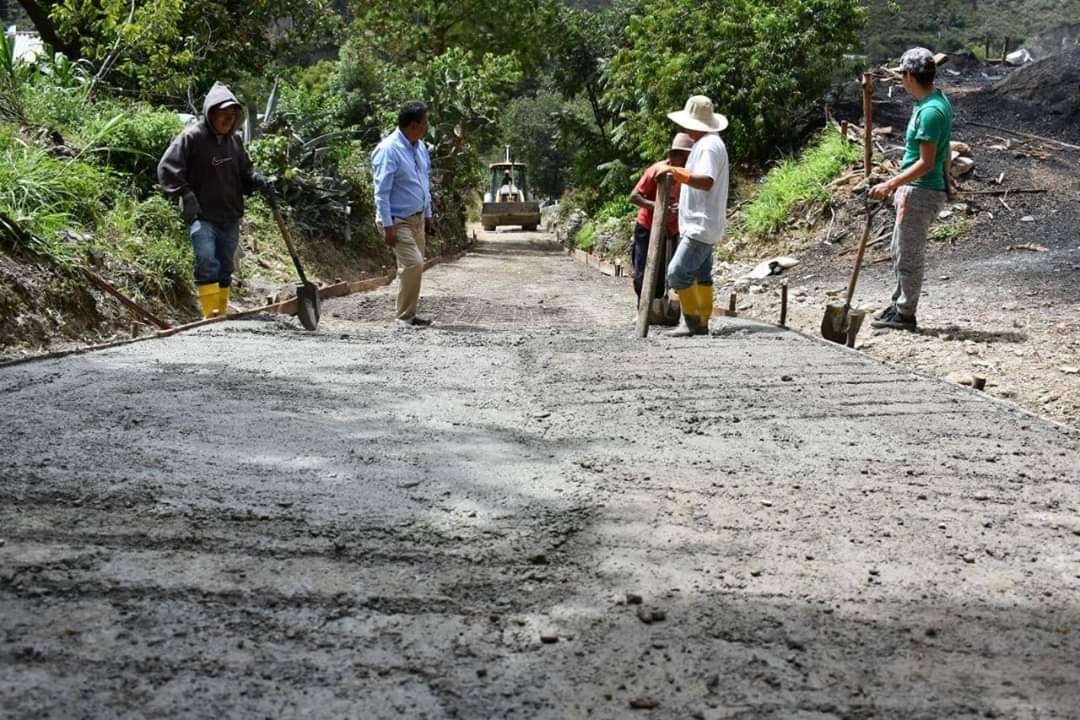 BolivarOnce's tweet photo. Avanzamos con el encementado de la vía hacia el sector Payama en la comunidad de Lugmapamba.  Esta obra la ejecutamos en forma conjunta entre El GAD Parroquial, la Prefectura del Azuay y desde luego con la colaboración de nuestros habitantes. El Cabo #ObrasyProgreso https://t.co/zImnLsxyor