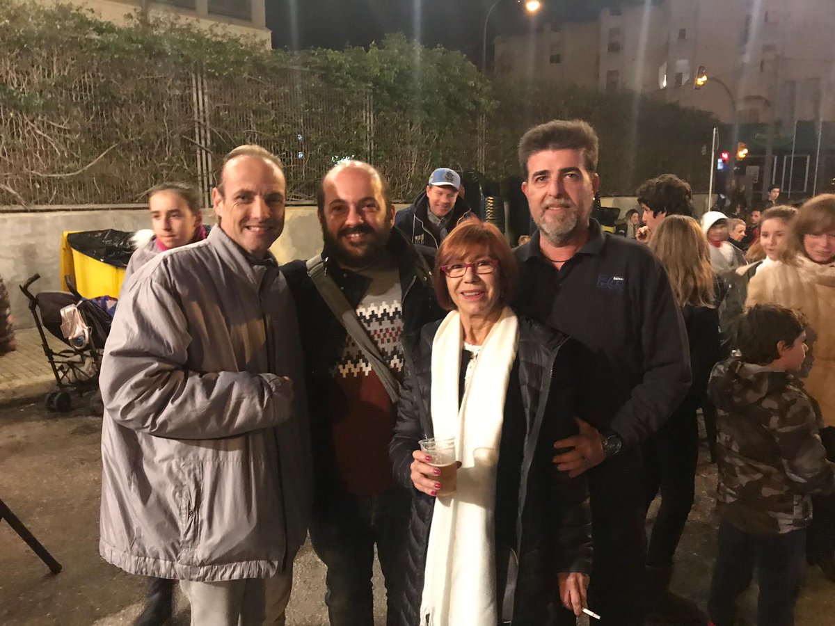 MESperPalma's tweet photo. 🔥 Els barris i pobles de la nostra ciutat continuen vivint els foguerons.
A #Gènova, #SantaPagesa, #CanPastilla, #SonCladera o #SonSardina.
Gràcies als veïnats i veinades que feis de #Palma una ciutat viva, alegre i participada!
#EstimamPalma https://t.co/xxBIQbu1RB