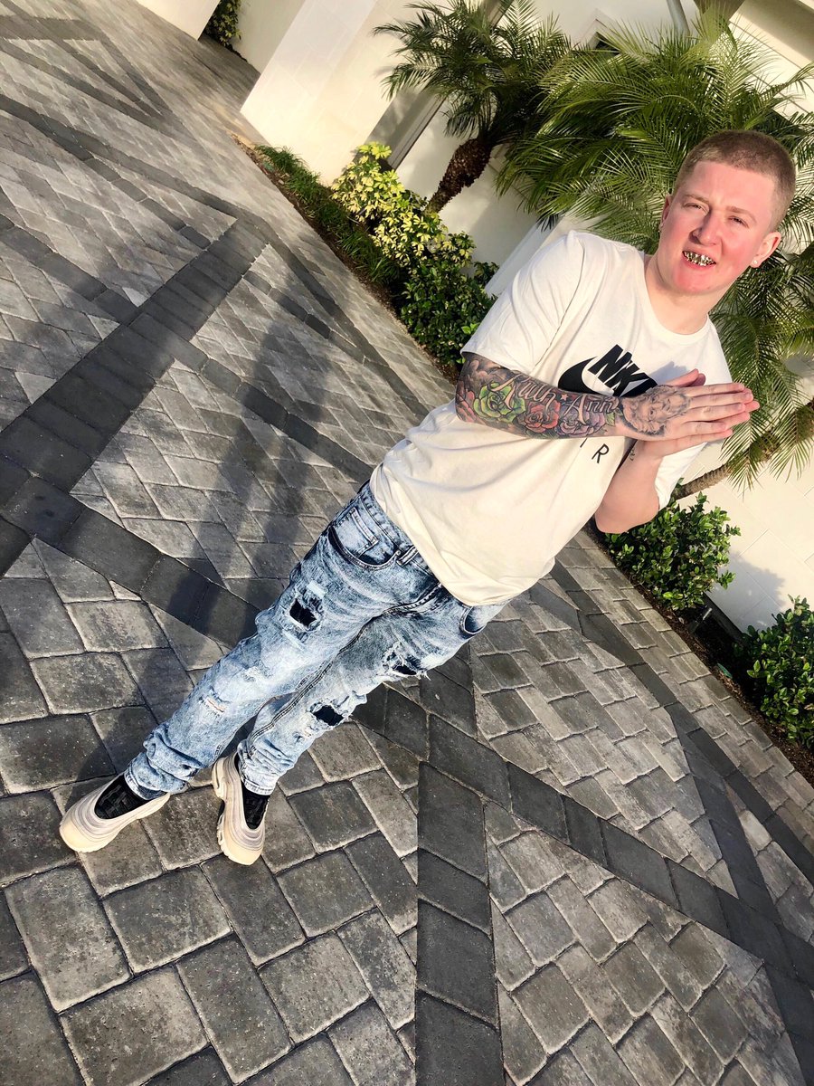 350_lil's tweet photo. They mad because we living the life they wanna live 🙏🏼🕊🦍#350szn #1kpg #DoubleG #1607 https://t.co/GqqbqhTi8b