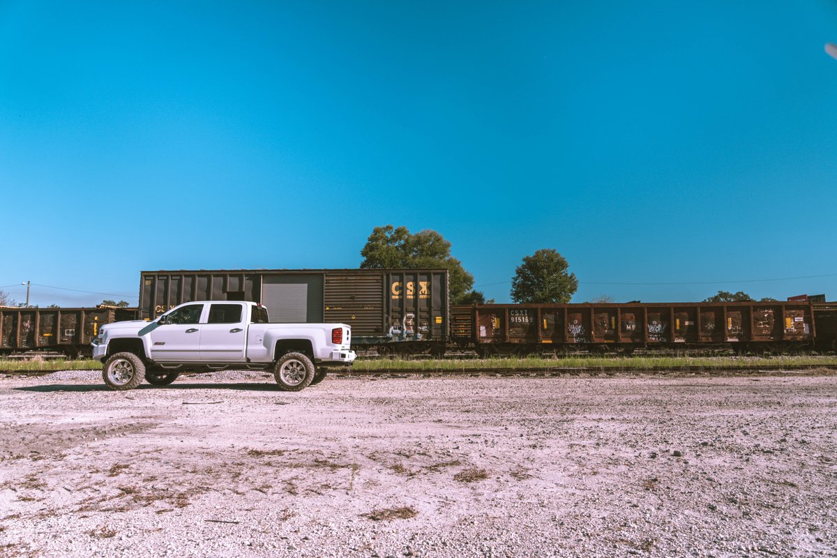 RealTruck's tweet photo. Off the rails
.
#silverado2500 #silveradohd #6point6 #duramax #motometal #nittotire #havocoffoad #hammerheadbumpers #paintmatch #z71 #4wd #motoforged #22x12 https://t.co/B7rsQMeDyB