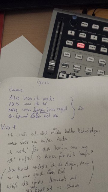 J_A_M_Band's tweet photo. Schnell noch einen portugiesischen Popsong gemixt und dann wieder eigene Ideen weiter denken ☺ Stay tuned 🎶
#GermanAlternativePop
#momente
#maske
#abendrot
#vielleicht
#presonus
#musicproduction
#singersongwriter https://t.co/5zGCMFsrjM