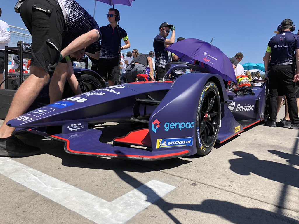 StacySim620's tweet photo. Final moments of preparation on the grid. Good luck #SamBird &amp; @RFrijns   @EnvisionVirgin @Genpact #SantiagoEPrix https://t.co/kMUTRvWbNL