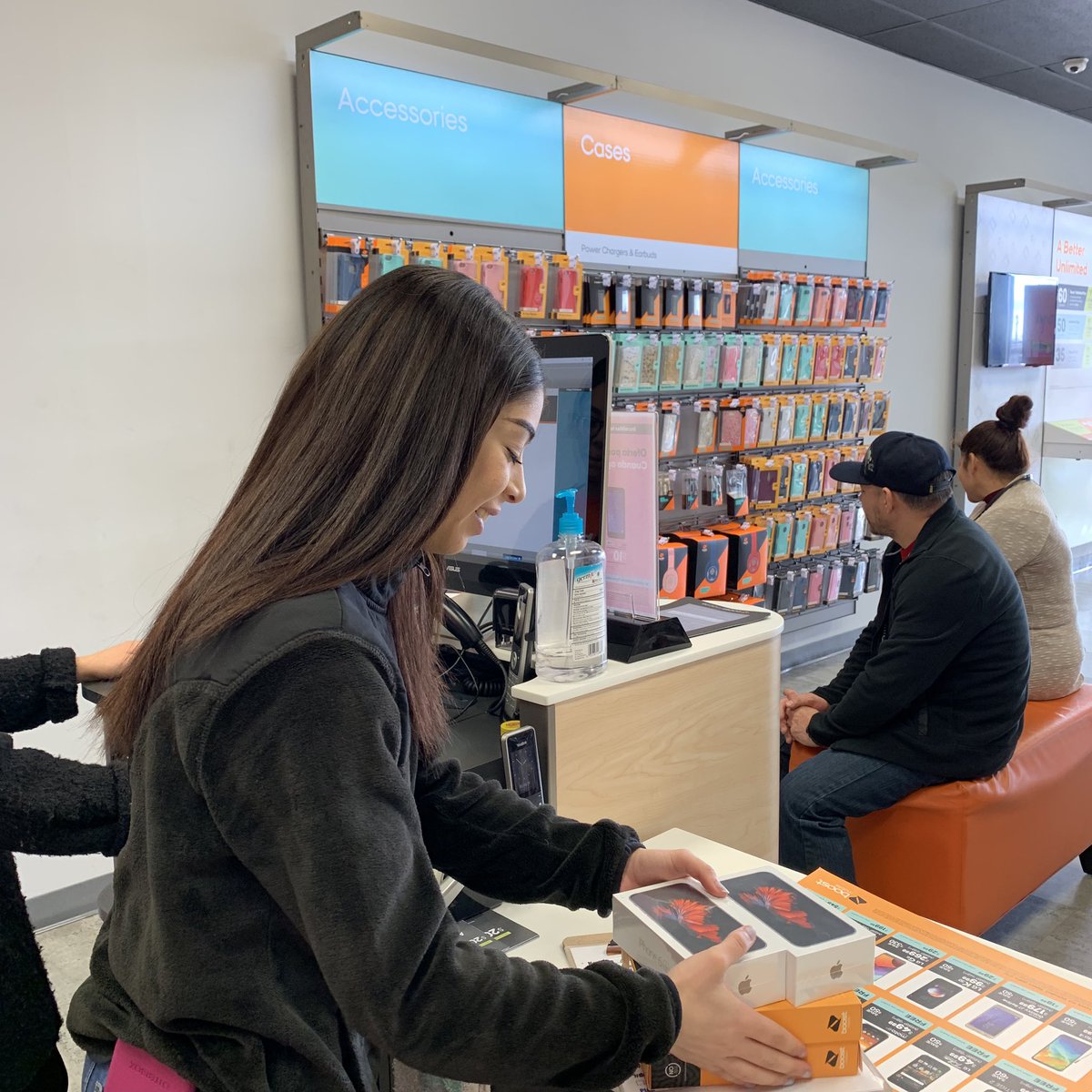 vtruongcao's tweet photo. Call ⤵️ Sell ⤵️ Repeat 🔄 🙂📞🛍📲#SmileAndDial #ByeCricket #MidAtlanticGrind #FamilyFirst #PhillyHustle #VIPwireless @spgjamieb @SMcgowan763 @JayMiglionico @Eric_K_Wong @SPG_Barwell https://t.co/yYBlac8uej