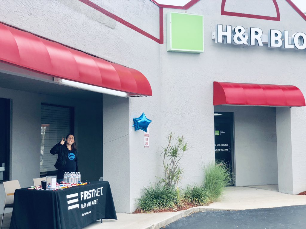 lindsey_lorette's tweet photo. Posted outside H & R Block on this chilly day!! Tax season is here people! Time to use that money & get ahead by gifting yourself with a new phone & DirecTV service! #1FLA #ATT #TimeToGrind #Springmobile https://t.co/2irvMrt8OZ