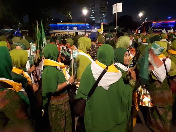 nu_online's tweet photo. Subhanallah...luar biasa, terharu dan bangga menyaksikan ibu-ibu Muslimat NU dari berbagai daerah menghijaukan GBK. Mereka melupakan lelah dan ngantuk...
#HarlahMuslimatNU73 https://t.co/wSd7hLeFai
