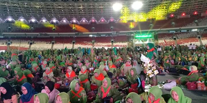 nu_online's tweet photo. Subhanallah...luar biasa, terharu dan bangga menyaksikan ibu-ibu Muslimat NU dari berbagai daerah menghijaukan GBK. Mereka melupakan lelah dan ngantuk...
#HarlahMuslimatNU73 https://t.co/wSd7hLeFai