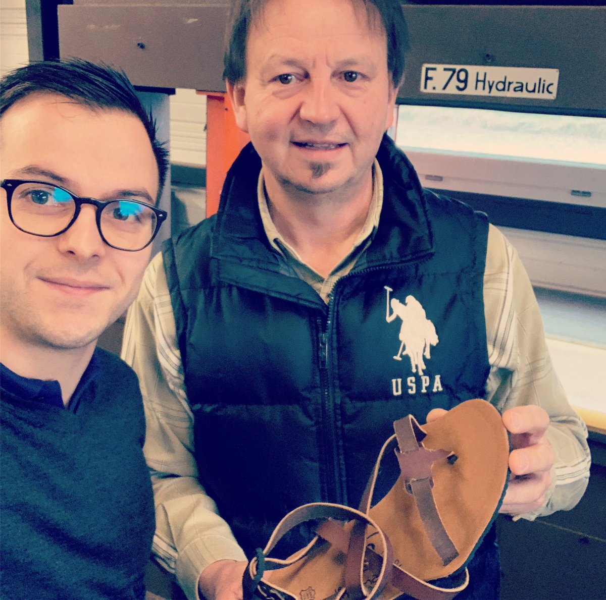 LeMinimalisteFr's tweet photo. Préparation de la production Printemps-Été Le Minimaliste avec l’artisan sandalier Max Vincent ! La production de chaussures renaît à Romans-sur-Isère. 🐿🇫🇷

#madeinfrance #sandales #ChaussuresFrançaises #5doigts #LeMinimaliste #Rumans
@1083officiel @MilemilFr @VilleDeRomans https://t.co/8guZydLTP6
