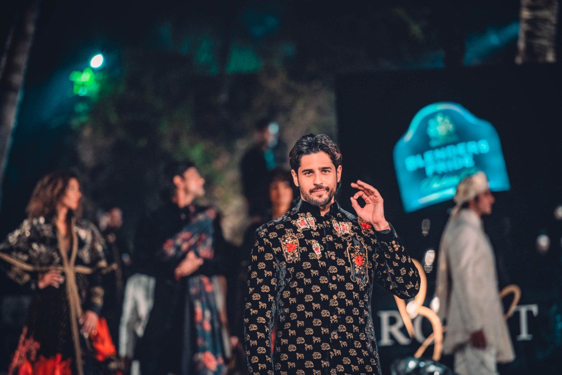 dailys1dharthfc's tweet photo. [HQ Pics]: @SidMalhotra for @rohitbal_ Blenders pride fashion tour #MyHeritageMyPride #MyStyleMyPride #BPFT #BLENDERSPRIDEFASHIONTOUR https://t.co/08PQ2ySmD3