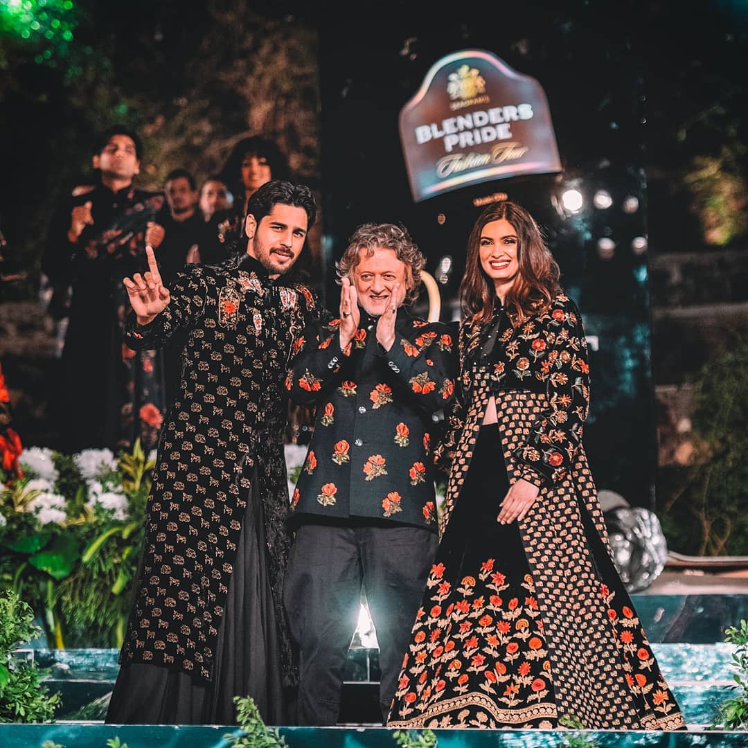 dailys1dharthfc's tweet photo. [HQ pics]: @SidMalhotra with @rohitbal_ and @DianaPenty for Blenders pride fashion tour ❤️
#MyHeritageMyPride #MyStyleMyPride #BPFT #BLENDERSPRIDEFASHIONTOUR https://t.co/zghG55xWHV