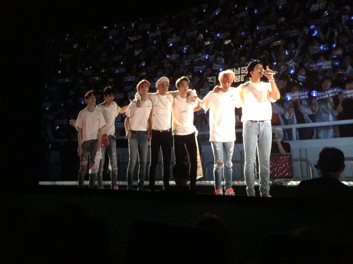 vm_12love's tweet photo. #RUArmyWaitingForBTS              @BTS_twt https://t.co/1UawPbY64k