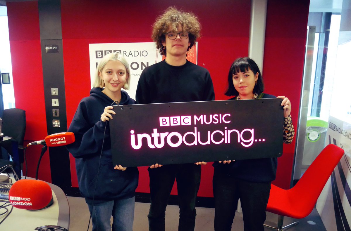This week <a href="/stepbrotherband/">Stepbrother</a> joined us in the studio as our #FeaturedArtist 👑👑👑(👑)

Get tuned in nownow to <a href="/BBCRadioLondon/">BBC Radio London</a> to hear their story, &amp; their cracking new track ‘Golden Boy’ 😇 (which is not about Nina’s brother FYI)

🔜 bbc.co.uk/radiolondon