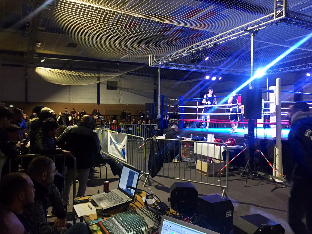 patrickrivas79's tweet photo. Présent au gala du #boxingclubMontpellier à la salle #AlbertBatteux à #Garosud.Des amateurs s'affrontent en boxe anglaise sous les encouragements d'un public nombreux!#CapitalSport @Saurel_P @montpellier_ https://t.co/7UD5rLo62q