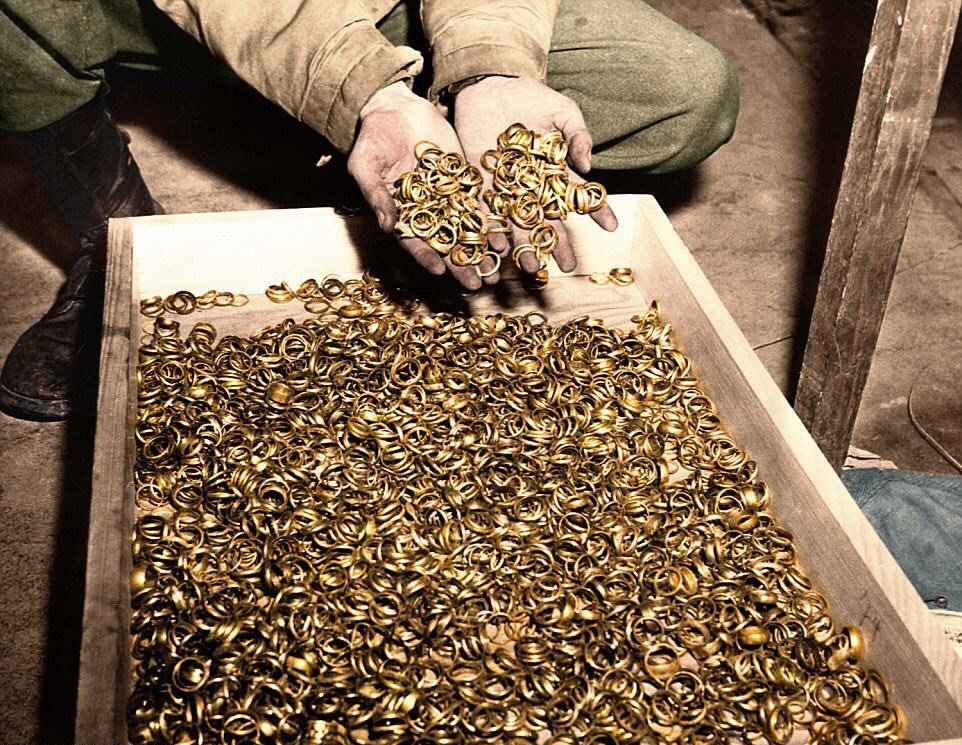 Buchenwald Toplama Kampı'nda Holokost kurbanlarının evlilik yüzükleri - Almanya, 5 Mayıs 1945.