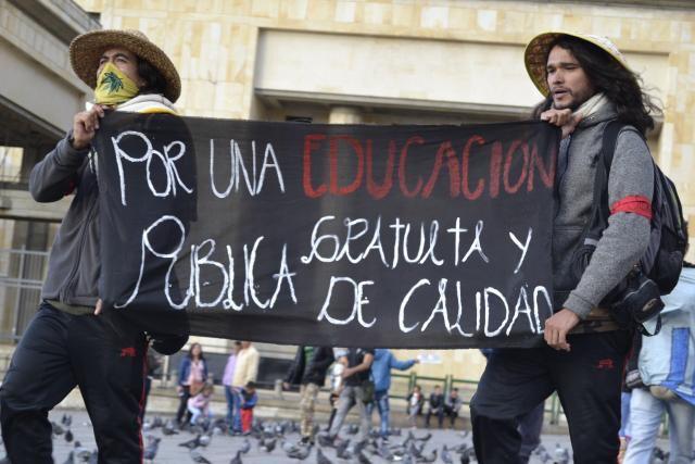 Caloche1's tweet photo. "Nuestra recompensa se encuentra en el esfuerzo y no en el resultado. Un esfuerzo total es una victoria completa" #CaminantesDeLaSierra #1000KmPorLaEducación #VivaLaUNEESCarajo #VenYTeUNEES @IvanCepedaCast @angelamrobledo @piedadcordoba @petrogustavo @AntanasMockus https://t.co/vO3bmjsp2u