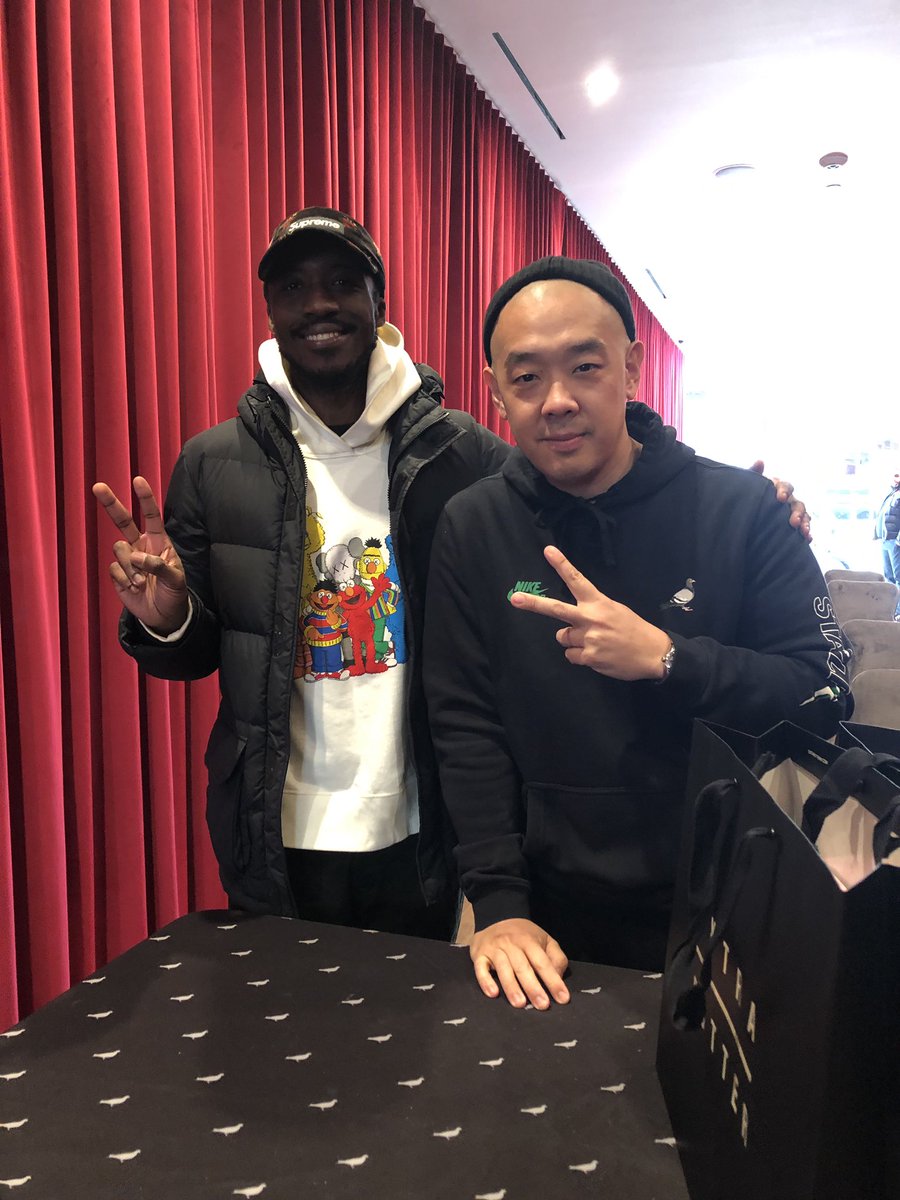 dexterneptune23's tweet image. 2 legends @jeffstaple @erickoston @ExtraButter #extrabutter 🐼🐦✍🏾📦🛹