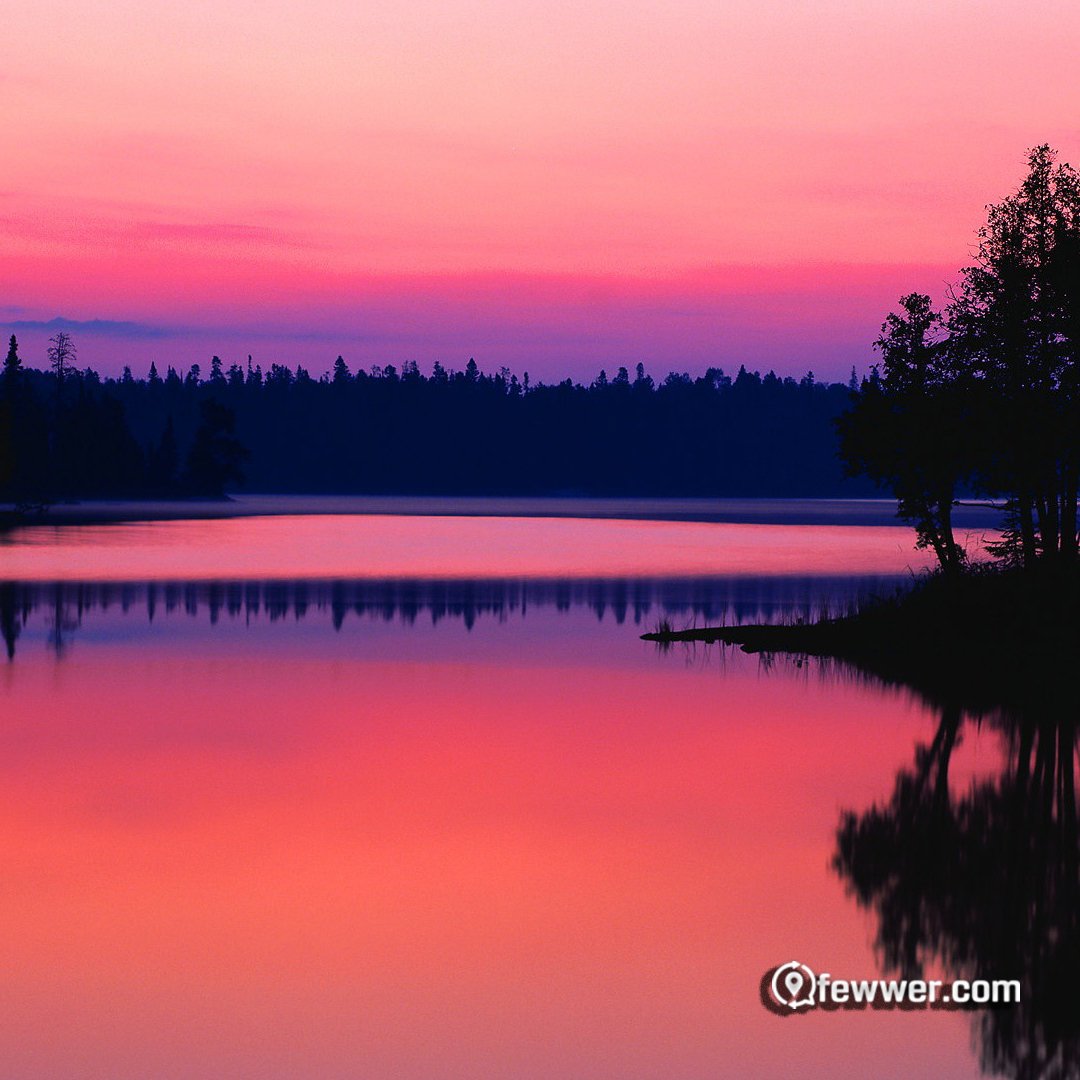 Pembe Göl çilekli süt gibi tatlı görünümünün aksine tuz gölüdür. Avustralya’nın en büyük adalarından biri olan Middle Island’ın en büyük gölü olan Pembe Göl, güney sahil karayolu yakınında 3 km alanda bulunur #pinklake #travel #avustralya fewwer.com/pembe-gol-hill…