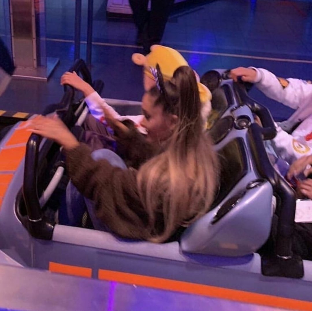GalleryAGDaily's tweet photo. Ariana foi vista com amigos se divertindo na Disneyland. (25.01) https://t.co/ux3blGVzkC