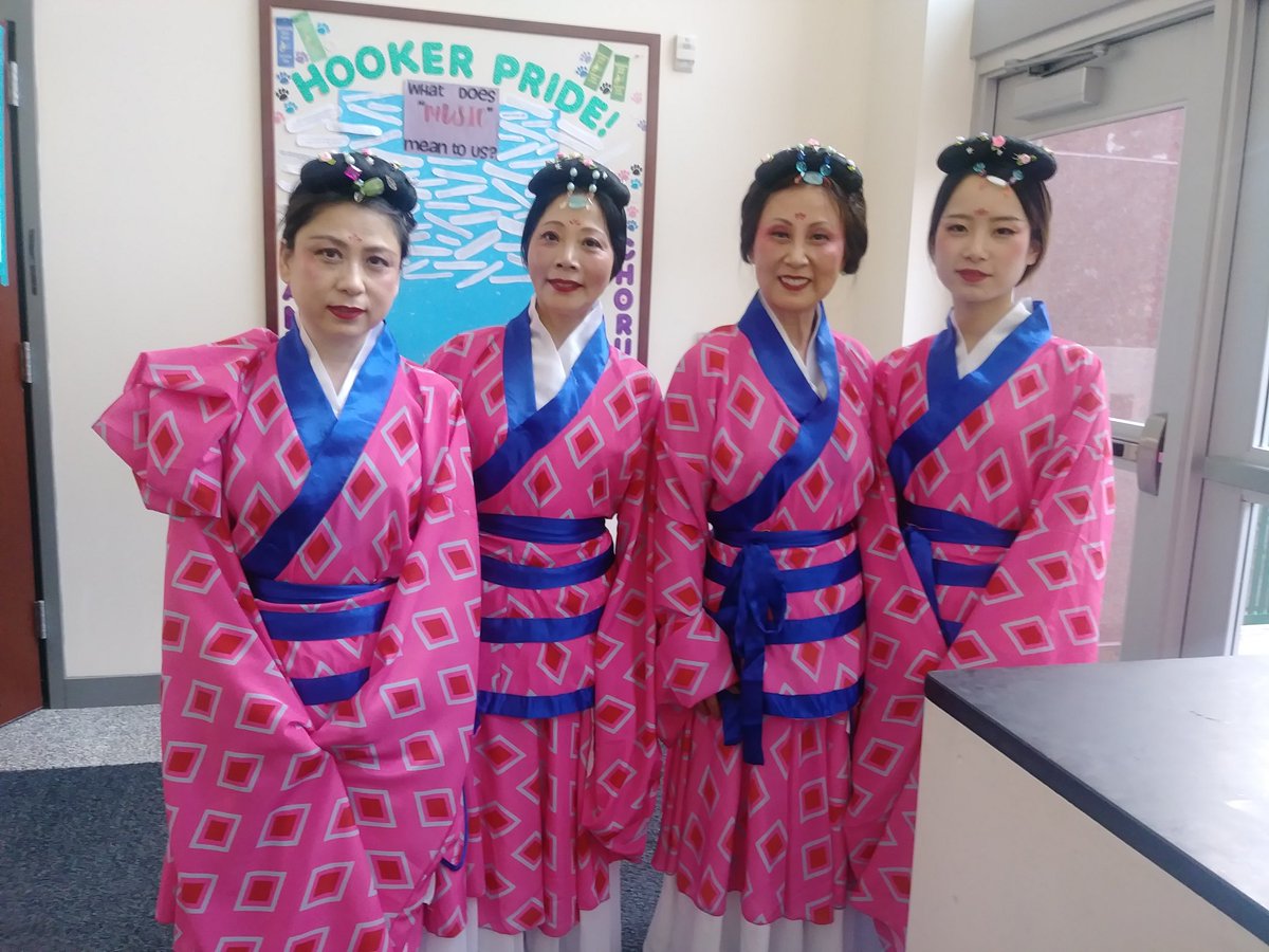 thegrayforest's tweet photo. They will be preforming soon! They were so nice https://t.co/qd36zLRqmm