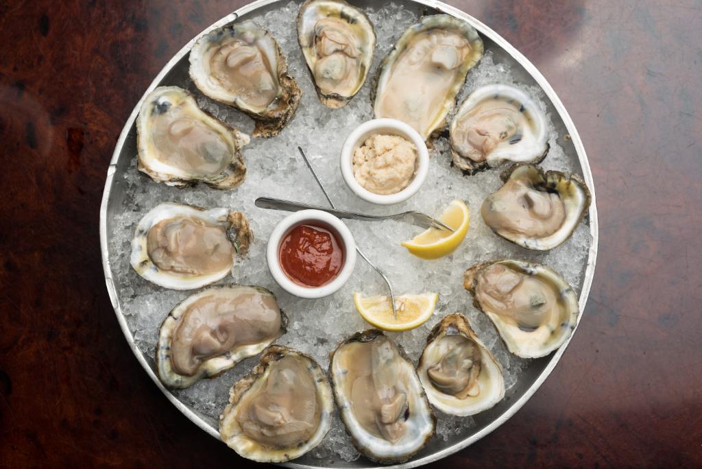 AquariumHouston's tweet image. When "Stop being SHELLFISH" wasn't one of your New Year's Resolutions. 
#oysters #halfshell #houston #aquairum #foodie #eats #seafood #seafoodrestaurants #houstonaquarium