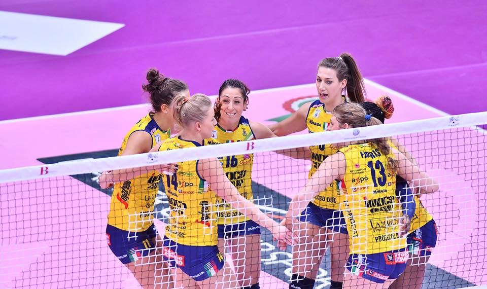 ImocoVolley's tweet photo. Imoco stratosferica a Novara.
#NovCon 0-3 (20-25/18-25/23-25) #imocoboom https://t.co/DxWqEC903Q