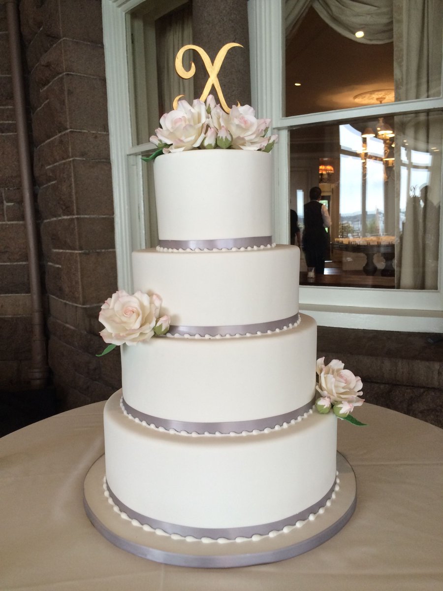 eatwicked's tweet photo. Simple, classic, elegant. 
Book a tasting with us today 
https://t.co/iYUzmYLApW
#eatwicked  #weddingcake  #sindesserts #throwbackweddingcake #riwg #buttercream #Oceancliff https://t.co/YacO33Lniz