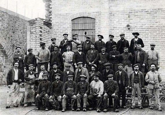 Blue17vintage's tweet image. Once a uniform for French factory workers in the late 1800s, the bleu de travail French work jacket is now a fashion icon in its own right. Find out more..
bit.ly/2sPEWRL
 #bleudetravail #frenchworkjacket #blueworkjacket #bluefrenchworkjacket