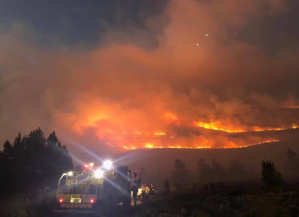 CapeofGoodWines's tweet photo. Elgin on fire. The fires here are so intense - Table Mountain (66 km away) is hidden by the smoke from the fire. It has now jumped the N2. The worst is still to come in windy &amp; high temperature conditions. 6280 ha have burnt in the past 3 days!
https://t.co/sMiEL8fIZV
#ElginFire https://t.co/cx9jqWHrZI
